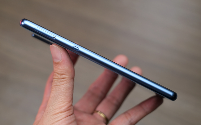 Tại sao Bkav nói Bphone B86 là smartphone đầu tiên không phím bấm dù đã có những điện thoại khác với thiết kế không nút - Ảnh 2. Tại sao Bkav nói Bphone B86 là smartphone đầu tiên không phím bấm dù đã có những điện thoại khác với thiết kế không nút - Ảnh 2.