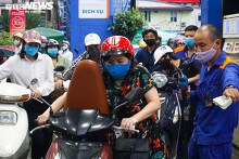 Ảnh: Dân ùn ùn đổ xăng trước thông tin tăng giá