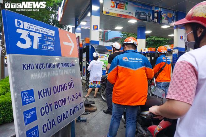 Ảnh: Dân ùn ùn đổ xăng trước thông tin tăng giá - Ảnh 6. Ảnh: Dân ùn ùn đổ xăng trước thông tin tăng giá - Ảnh 6.