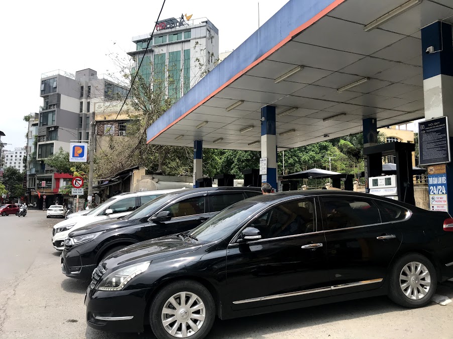 Hà Nội: Các trạm xăng thưa thớt, vắng vẻ trước thời điểm xăng tăng giá - Ảnh 10. Hà Nội: Các trạm xăng thưa thớt, vắng vẻ trước thời điểm xăng tăng giá - Ảnh 10.