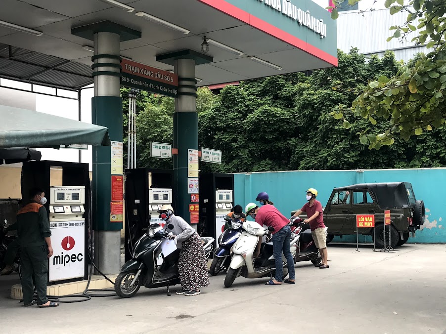 Hà Nội: Các trạm xăng thưa thớt, vắng vẻ trước thời điểm xăng tăng giá - Ảnh 2. Hà Nội: Các trạm xăng thưa thớt, vắng vẻ trước thời điểm xăng tăng giá - Ảnh 2.