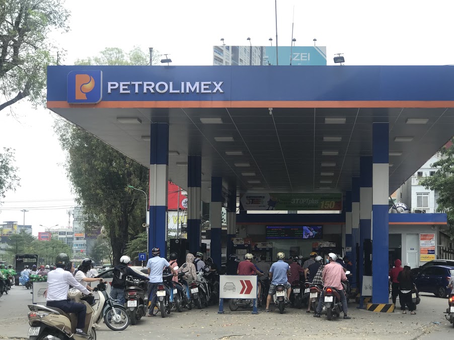 Hà Nội: Các trạm xăng thưa thớt, vắng vẻ trước thời điểm xăng tăng giá - Ảnh 4. Hà Nội: Các trạm xăng thưa thớt, vắng vẻ trước thời điểm xăng tăng giá - Ảnh 4.