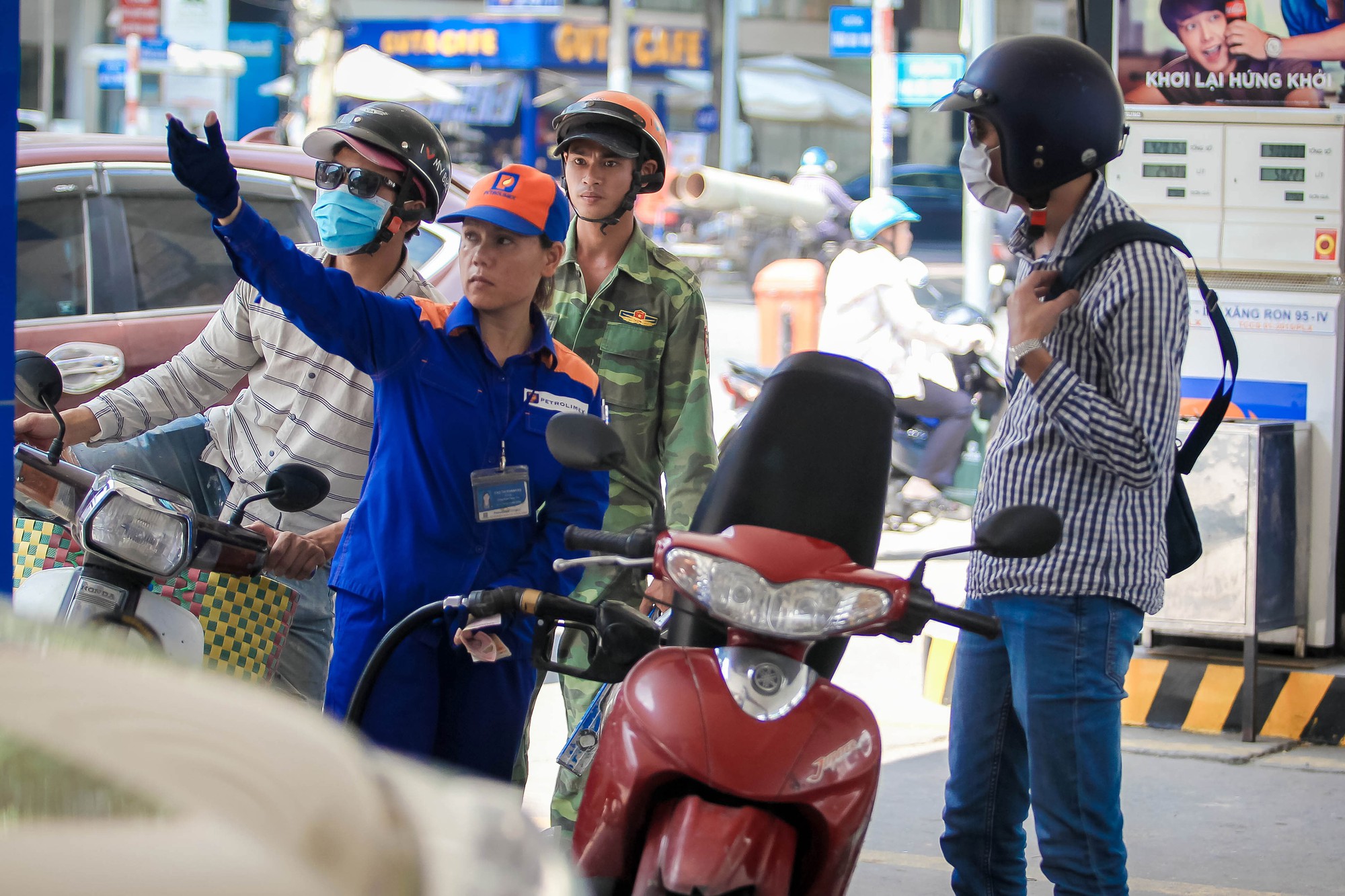 Giá xăng tăng từ 15h chiều nay - Ảnh 1.