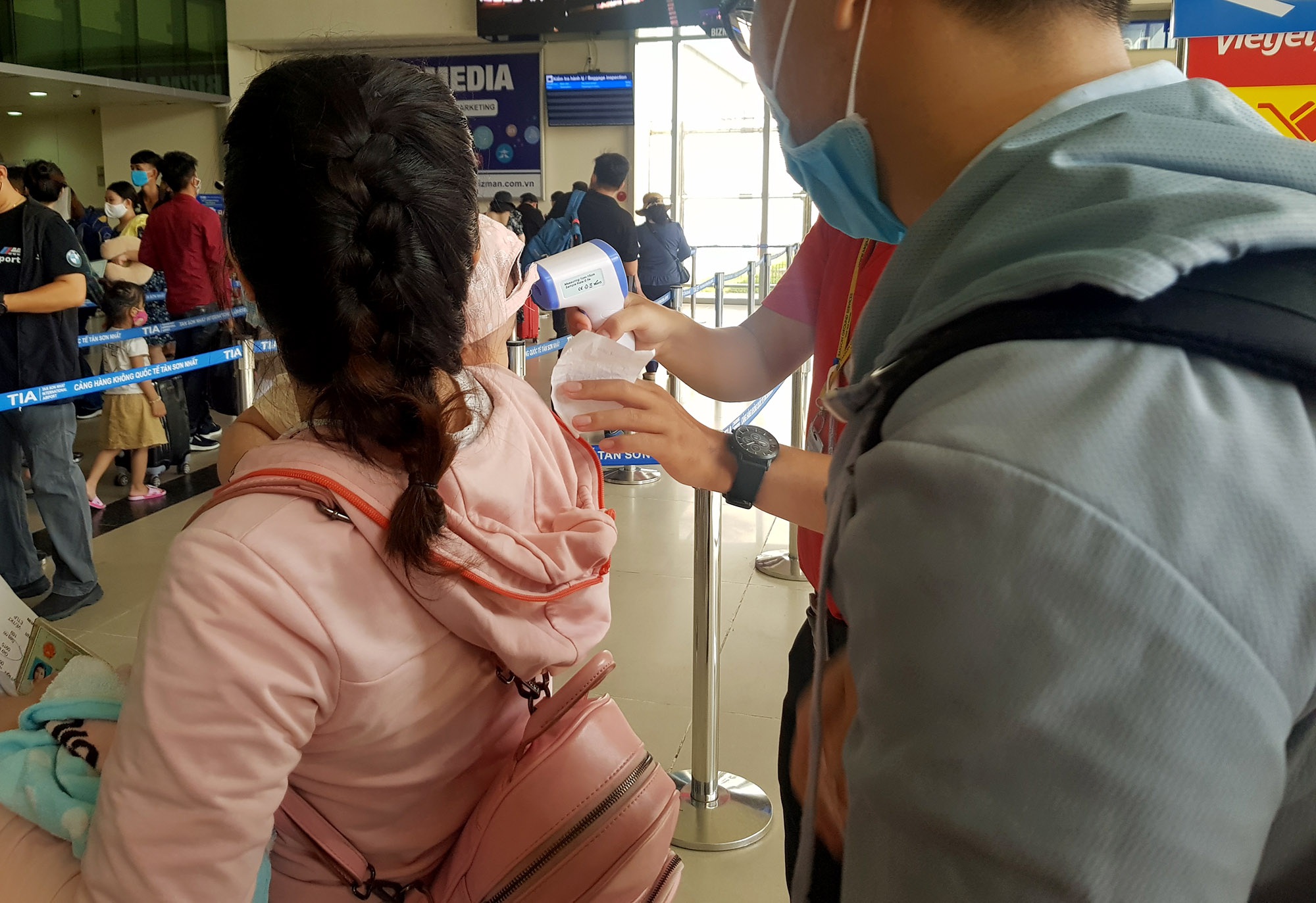 Tân Sơn Nhất quá tải, hành khách rồng rắn xếp hàng chờ làm thủ tục - Ảnh 4. Tân Sơn Nhất quá tải, hành khách rồng rắn xếp hàng chờ làm thủ tục - Ảnh 4.