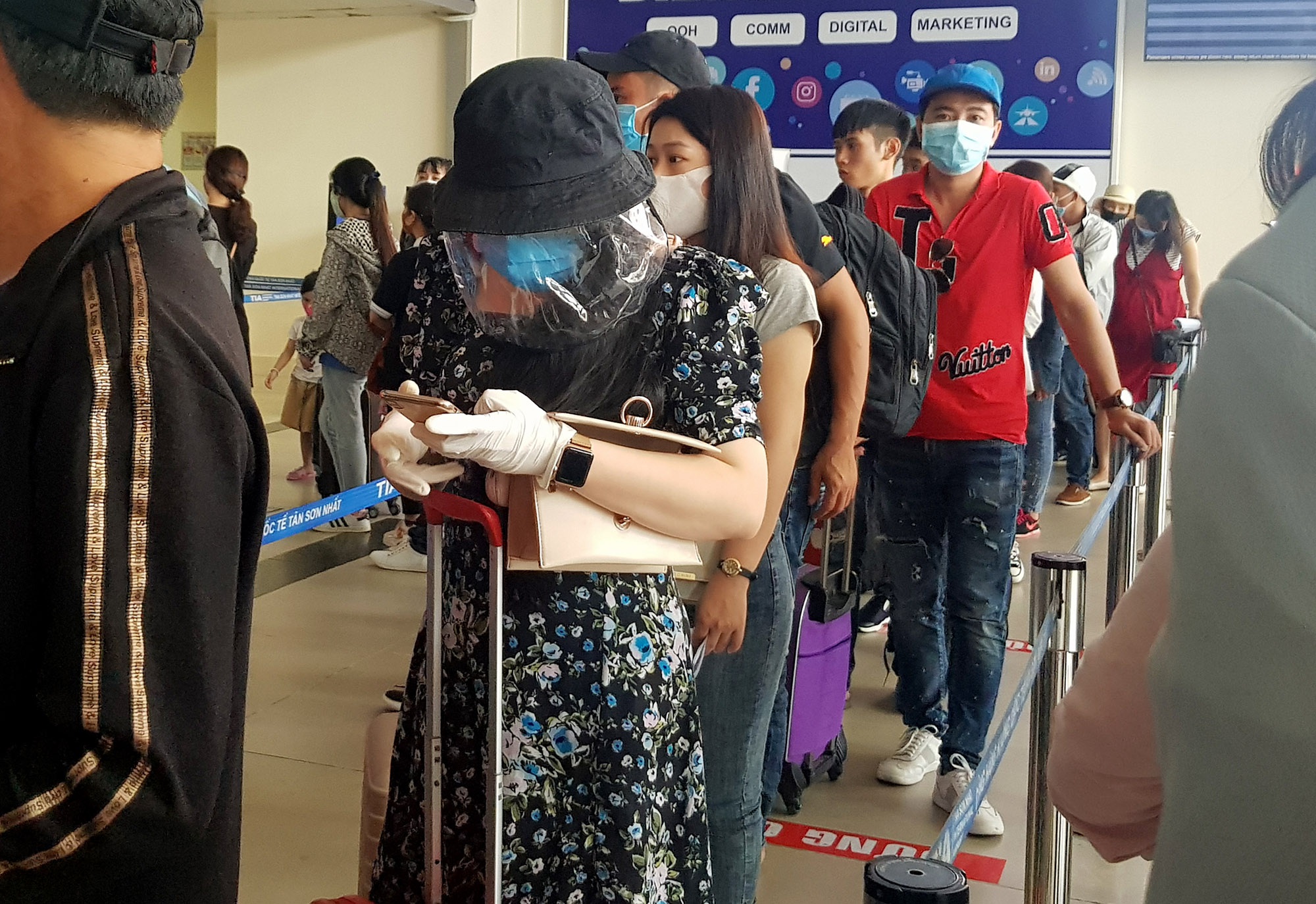 Tân Sơn Nhất quá tải, hành khách rồng rắn xếp hàng chờ làm thủ tục - Ảnh 3. Tân Sơn Nhất quá tải, hành khách rồng rắn xếp hàng chờ làm thủ tục - Ảnh 3.