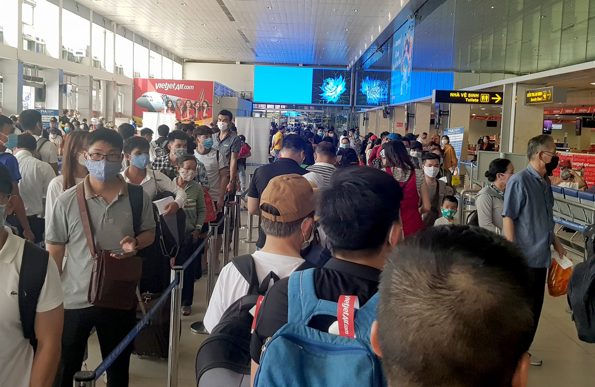 Tân Sơn Nhất quá tải, hành khách rồng rắn xếp hàng chờ làm thủ tục - Ảnh 2. Tân Sơn Nhất quá tải, hành khách rồng rắn xếp hàng chờ làm thủ tục - Ảnh 2.
