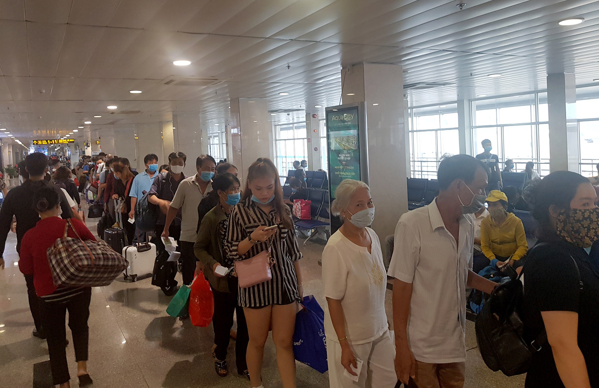 Tân Sơn Nhất quá tải, hành khách rồng rắn xếp hàng chờ làm thủ tục - Ảnh 6. Tân Sơn Nhất quá tải, hành khách rồng rắn xếp hàng chờ làm thủ tục - Ảnh 6.