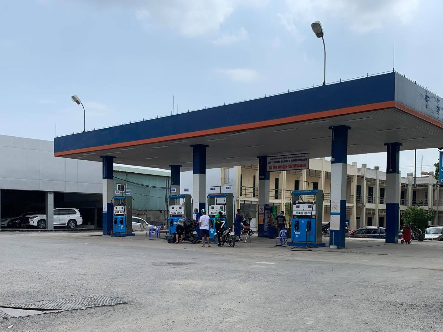 Hà Nội: Các trạm xăng thưa thớt, vắng vẻ trước thời điểm xăng tăng giá - Ảnh 3. Hà Nội: Các trạm xăng thưa thớt, vắng vẻ trước thời điểm xăng tăng giá - Ảnh 3.