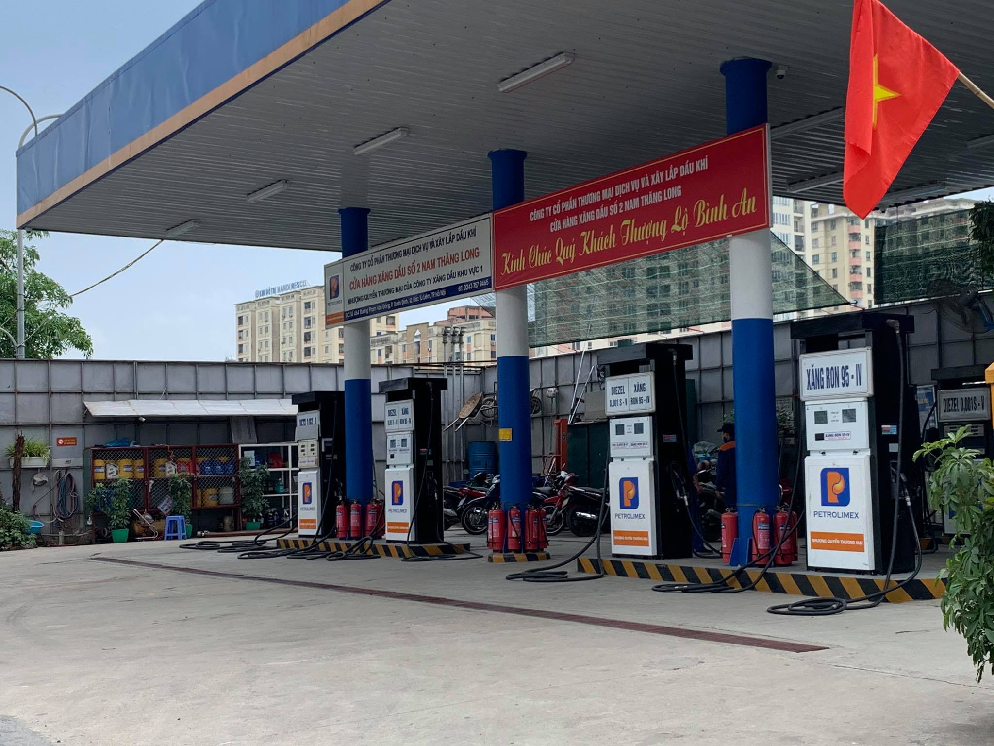 Hà Nội: Các trạm xăng thưa thớt, vắng vẻ trước thời điểm xăng tăng giá - Ảnh 1. Hà Nội: Các trạm xăng thưa thớt, vắng vẻ trước thời điểm xăng tăng giá - Ảnh 1.