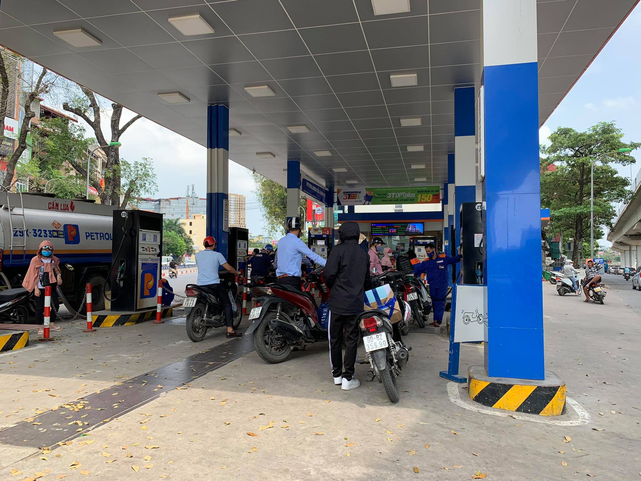 Hà Nội: Các trạm xăng thưa thớt, vắng vẻ trước thời điểm xăng tăng giá - Ảnh 8. Hà Nội: Các trạm xăng thưa thớt, vắng vẻ trước thời điểm xăng tăng giá - Ảnh 8.