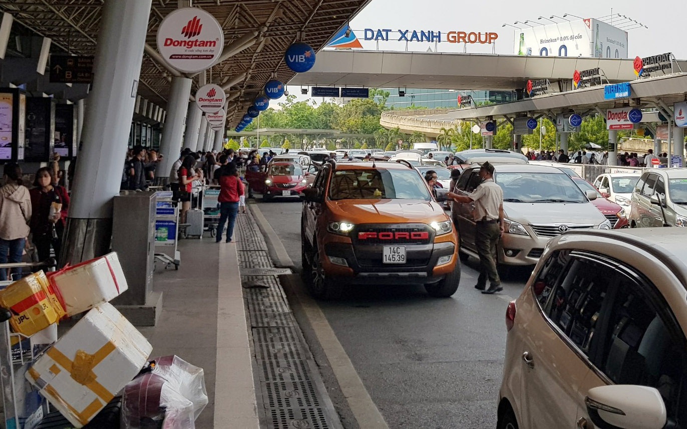 Tân Sơn Nhất quá tải, hành khách rồng rắn xếp hàng chờ làm thủ tục - Ảnh 11. Tân Sơn Nhất quá tải, hành khách rồng rắn xếp hàng chờ làm thủ tục - Ảnh 11.