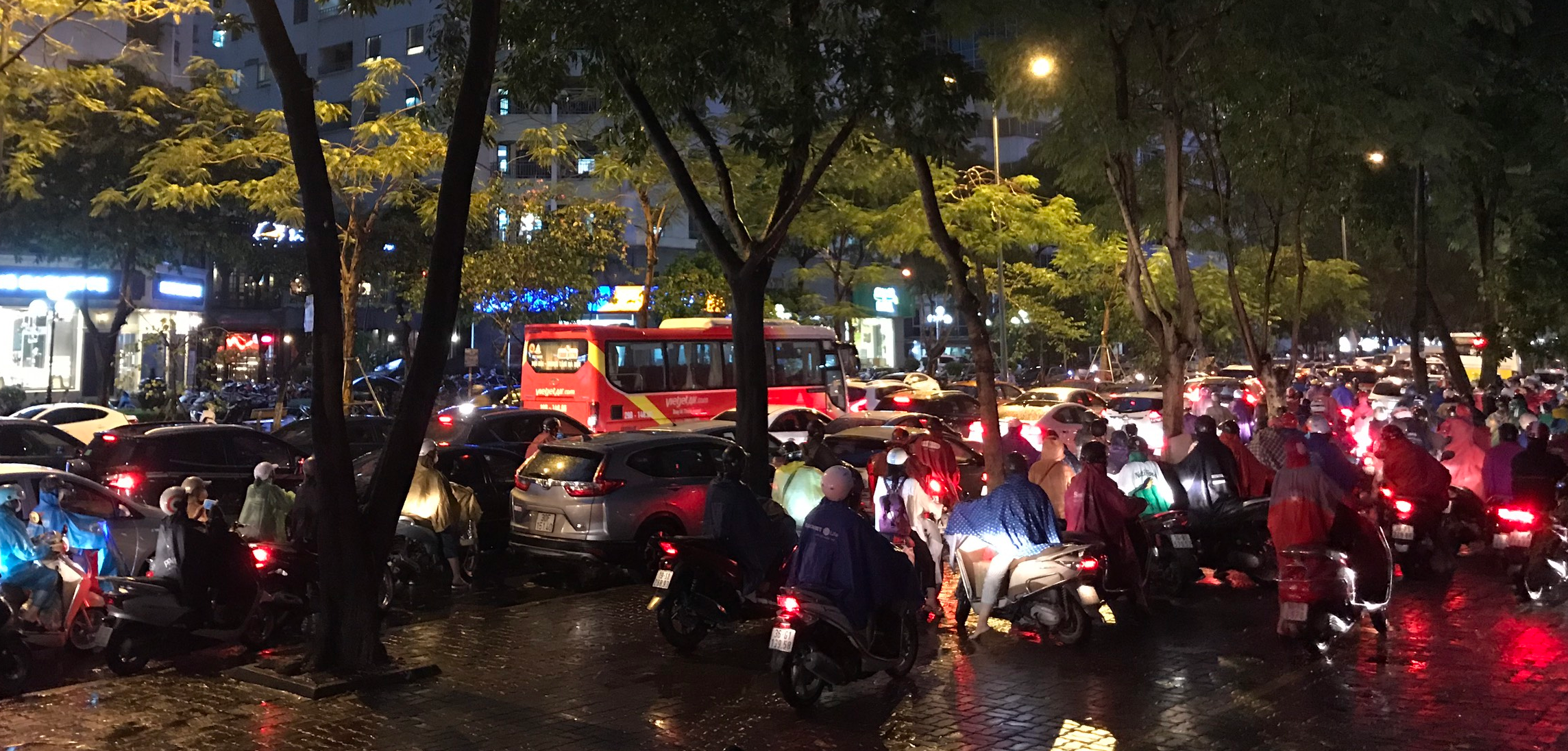 Hình ảnh trời mưa rào và rông khắp Hà Nội, nhiều tuyến đường tắc cứng giờ tan tầm - Ảnh 8. Hình ảnh trời mưa rào và rông khắp Hà Nội, nhiều tuyến đường tắc cứng giờ tan tầm - Ảnh 8.
