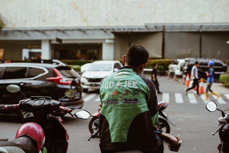 Gọi xe thất thủ, giao đồ ăn lên ngôi trong dịch Covid-19 - Ảnh 2. Gọi xe thất thủ, giao đồ ăn lên ngôi trong dịch Covid-19 - Ảnh 2.