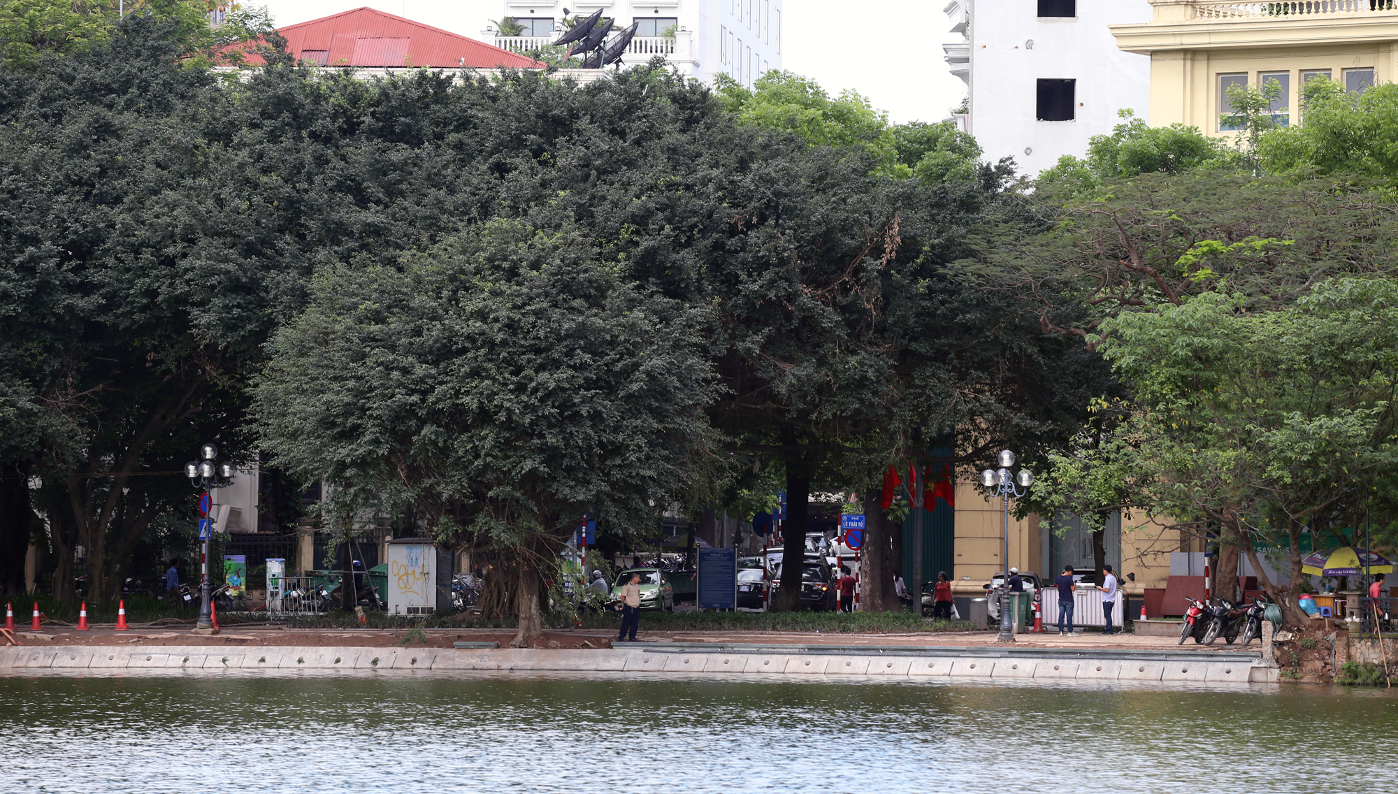 Bờ kè hồ Gươm 'thay áo mới' - Ảnh 1.