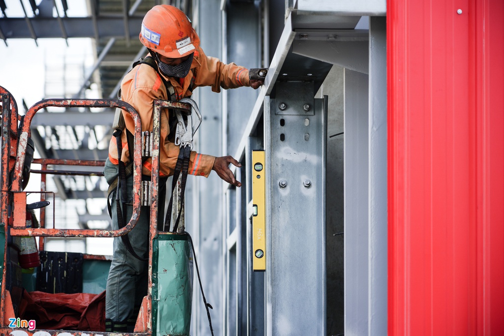 Metro số 1 gấp rút hoàn thiện đón đoàn tàu đầu tiên chạy thử nghiệm - Ảnh 9. Metro số 1 gấp rút hoàn thiện đón đoàn tàu đầu tiên chạy thử nghiệm - Ảnh 9.