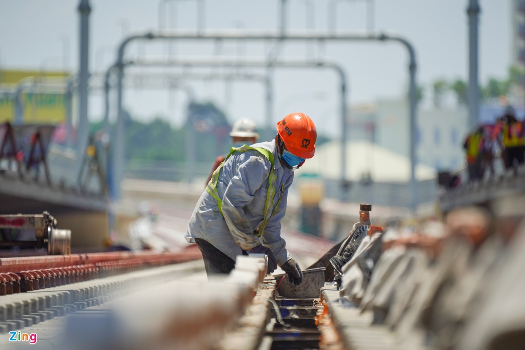 Metro số 1 gấp rút hoàn thiện đón đoàn tàu đầu tiên chạy thử nghiệm - Ảnh 4. Metro số 1 gấp rút hoàn thiện đón đoàn tàu đầu tiên chạy thử nghiệm - Ảnh 4.