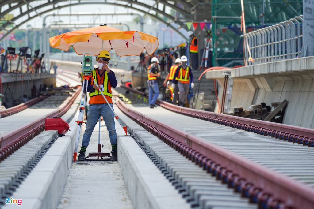 Metro số 1 gấp rút hoàn thiện đón đoàn tàu đầu tiên chạy thử nghiệm - Ảnh 2. Metro số 1 gấp rút hoàn thiện đón đoàn tàu đầu tiên chạy thử nghiệm - Ảnh 2.