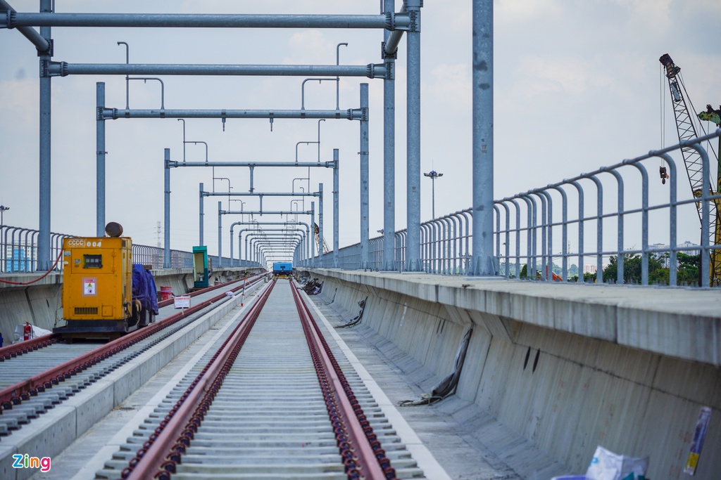 Metro số 1 gấp rút hoàn thiện đón đoàn tàu đầu tiên chạy thử nghiệm - Ảnh 3. Metro số 1 gấp rút hoàn thiện đón đoàn tàu đầu tiên chạy thử nghiệm - Ảnh 3.