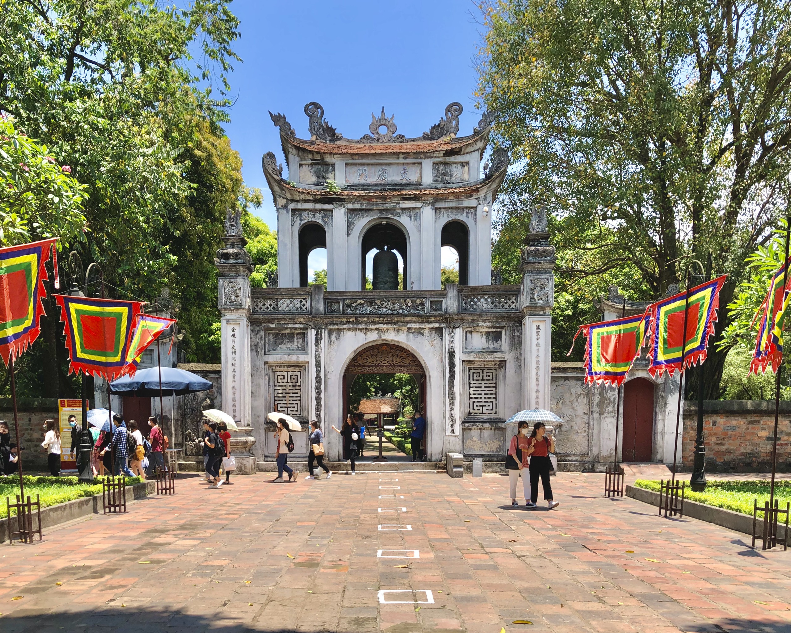 Ngày đầu các điểm tham quan, khu di tích ở Hà Nội mở cửa đón khách trở lại - Ảnh 8.