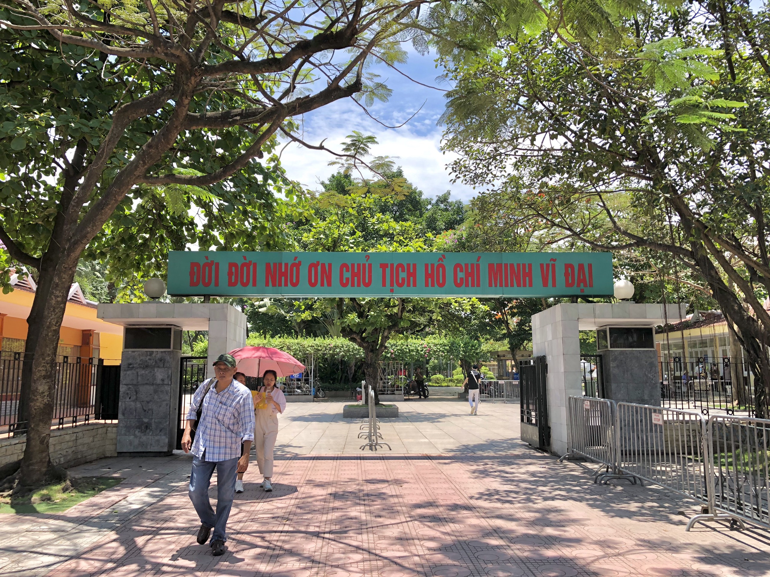 Ngày đầu các điểm tham quan, khu di tích ở Hà Nội mở cửa đón khách trở lại - Ảnh 7.