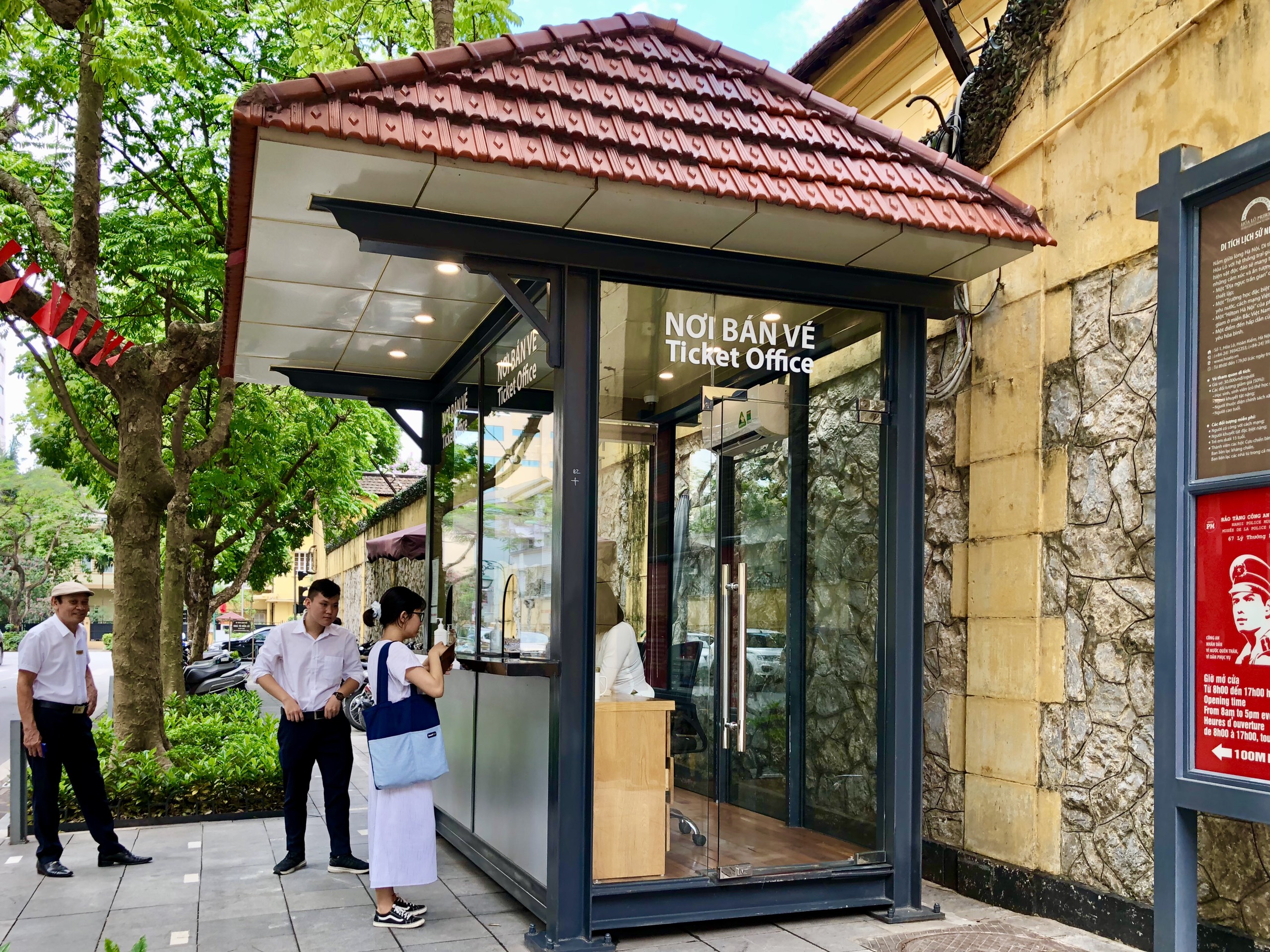 Ngày đầu các điểm tham quan, khu di tích ở Hà Nội mở cửa đón khách trở lại - Ảnh 4.