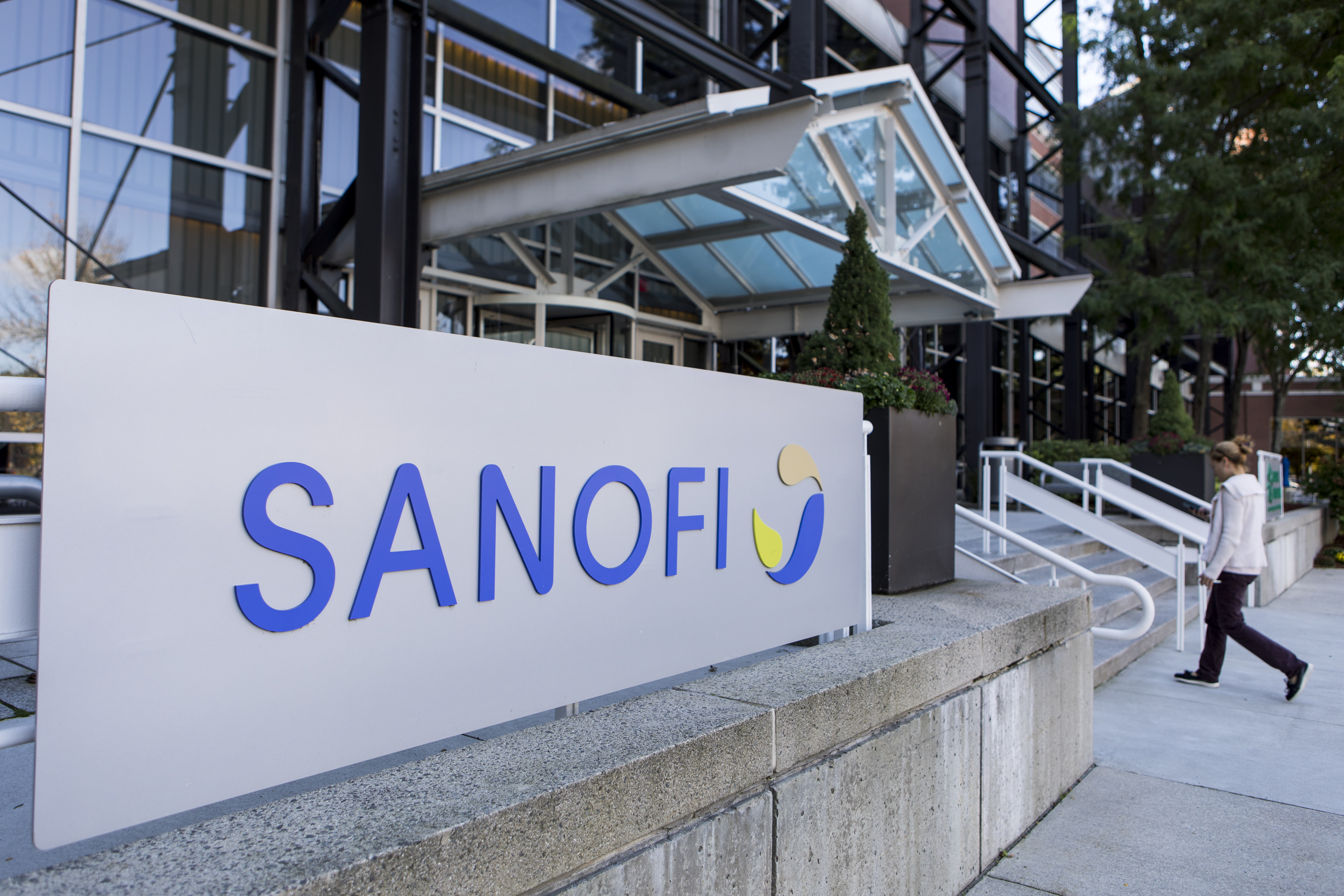 Nếu thành công, Mỹ có thể sẽ là quốc gia đầu tiên 'chạm tay' vào vắc-xin Covid-19 của Sanofi - Ảnh 2.