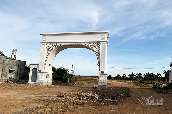 Yêu cầu ngưng thi công trên khu đất mọc dự án 'ma' Hồ Tràm Riverside - Ảnh 2. Yêu cầu ngưng thi công trên khu đất mọc dự án 'ma' Hồ Tràm Riverside - Ảnh 2.