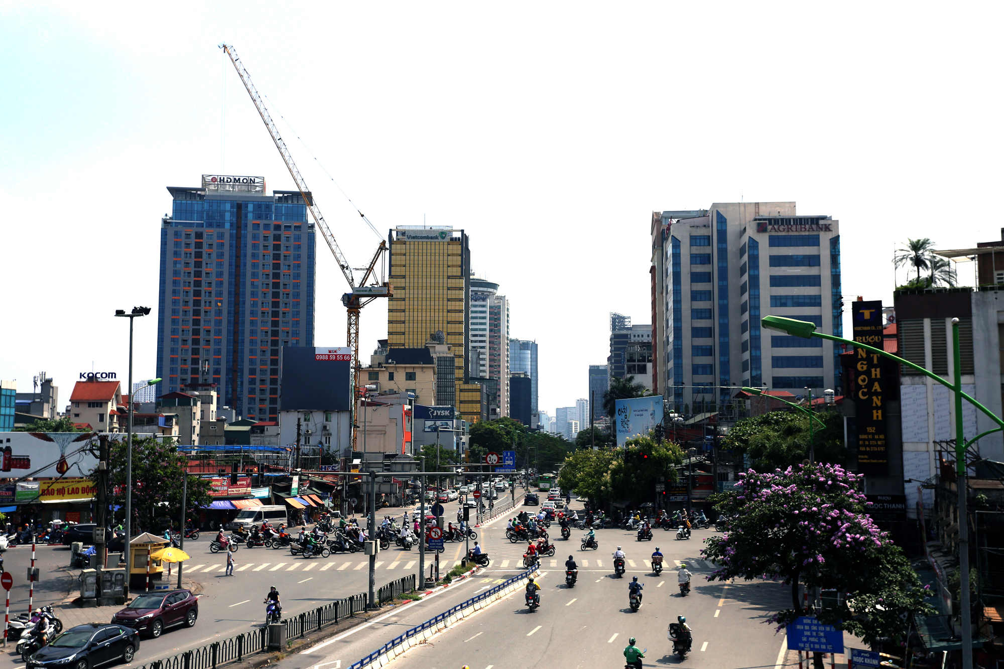 Cận cảnh tòa nhà lắp kính vàng, 'sáng nhức nhối' ở Hà Nội - Ảnh 1. Cận cảnh tòa nhà lắp kính vàng, 'sáng nhức nhối' ở Hà Nội - Ảnh 1.