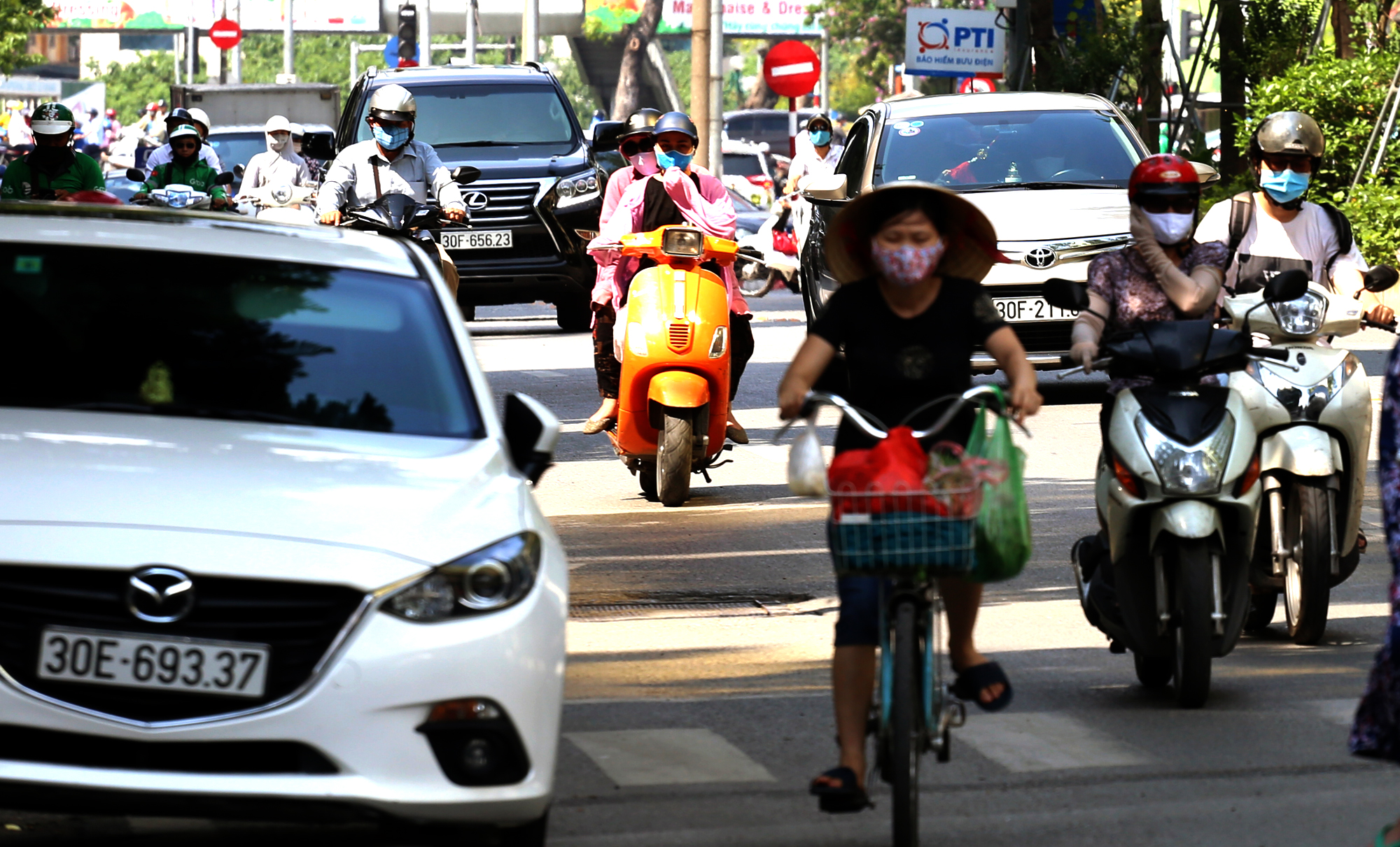 Cận cảnh tòa nhà lắp kính vàng, 'sáng nhức nhối' ở Hà Nội - Ảnh 10. Cận cảnh tòa nhà lắp kính vàng, 'sáng nhức nhối' ở Hà Nội - Ảnh 10.