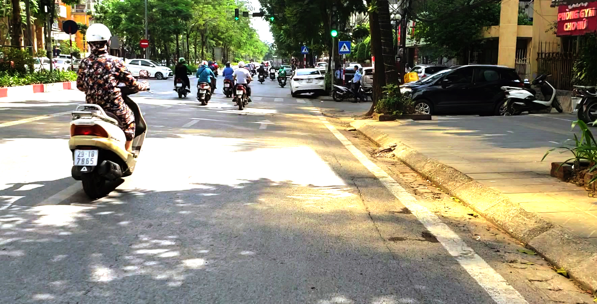 Cận cảnh tòa nhà lắp kính vàng, 'sáng nhức nhối' ở Hà Nội - Ảnh 11. Cận cảnh tòa nhà lắp kính vàng, 'sáng nhức nhối' ở Hà Nội - Ảnh 11.