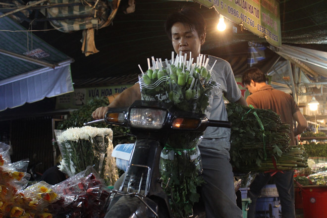 Tiểu thương chợ đêm ở TP HCM: 'Chúng tôi vẫn thức đợi từng vị khách' - Ảnh 11. Tiểu thương chợ đêm ở TP HCM: 'Chúng tôi vẫn thức đợi từng vị khách' - Ảnh 11.