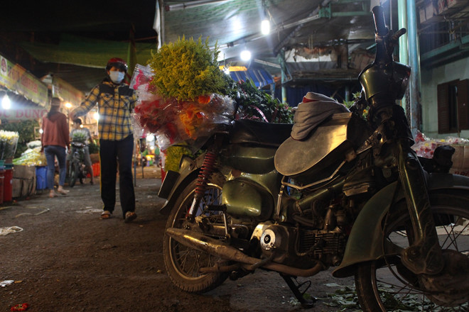 Tiểu thương chợ đêm ở TP HCM: 'Chúng tôi vẫn thức đợi từng vị khách' - Ảnh 12. Tiểu thương chợ đêm ở TP HCM: 'Chúng tôi vẫn thức đợi từng vị khách' - Ảnh 12.