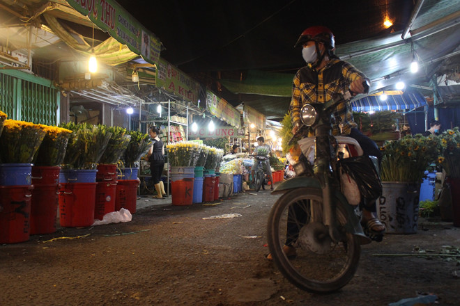 Tiểu thương chợ đêm ở TP HCM: 'Chúng tôi vẫn thức đợi từng vị khách' - Ảnh 13. Tiểu thương chợ đêm ở TP HCM: 'Chúng tôi vẫn thức đợi từng vị khách' - Ảnh 13.