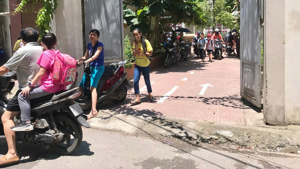 Học sinh tiểu học chưa được ăn bán trú, phụ huynh vất vả đội nắng đưa đón giữa trưa - Ảnh 11. Học sinh tiểu học chưa được ăn bán trú, phụ huynh vất vả đội nắng đưa đón giữa trưa - Ảnh 5.