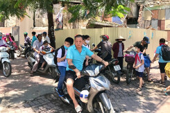 Trường tiểu học chưa tổ chức bán trú, phụ huynh vất vả đón con giữa trời nắng nóng