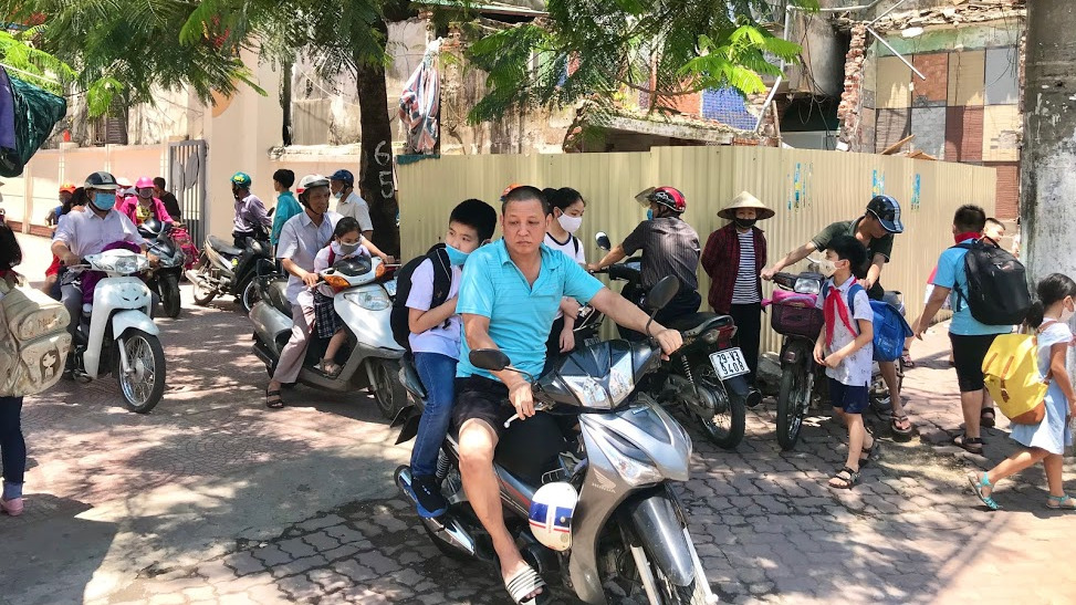 Học sinh tiểu học chưa được ăn bán trú, phụ huynh vất vả đội nắng đưa đón giữa trưa - Ảnh 7. Học sinh tiểu học chưa được ăn bán trú, phụ huynh vất vả đội nắng đưa đón giữa trưa - Ảnh 1.