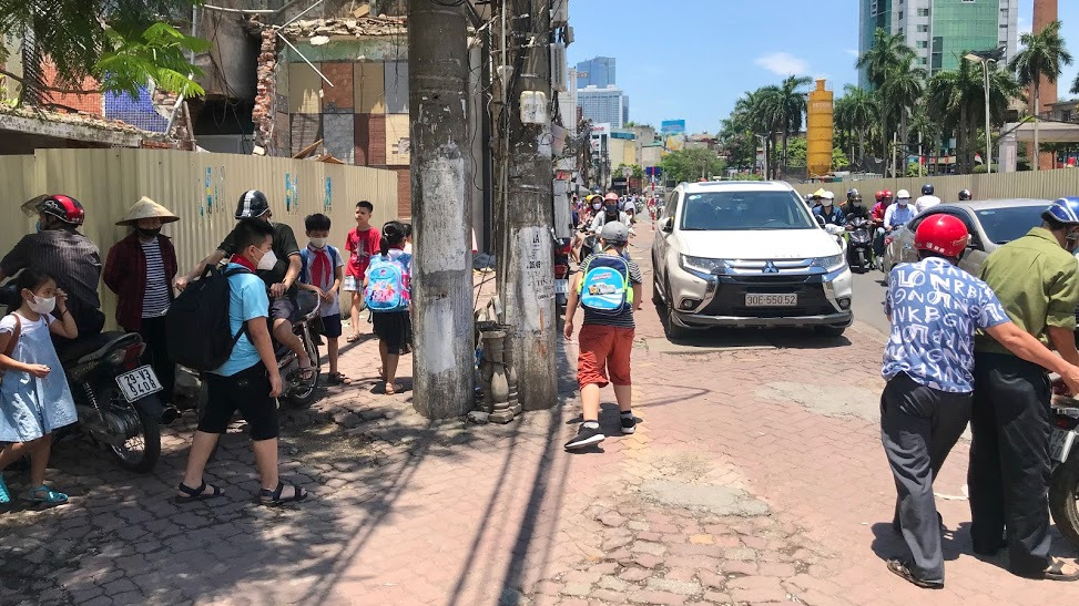 Học sinh tiểu học chưa được ăn bán trú, phụ huynh vất vả đội nắng đưa đón giữa trưa - Ảnh 9. Học sinh tiểu học chưa được ăn bán trú, phụ huynh vất vả đội nắng đưa đón giữa trưa - Ảnh 3.