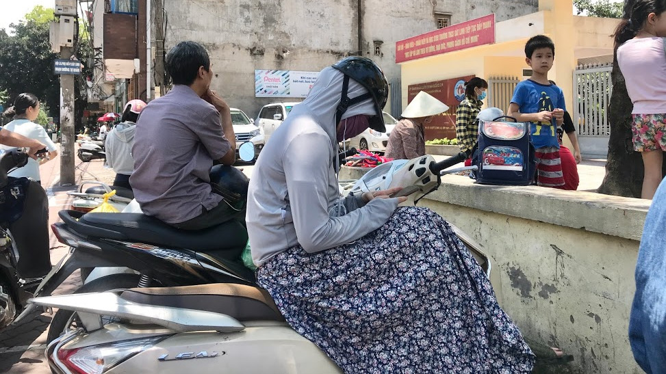 Học sinh tiểu học chưa được ăn bán trú, phụ huynh vất vả đội nắng đưa đón giữa trưa - Ảnh 8. Học sinh tiểu học chưa được ăn bán trú, phụ huynh vất vả đội nắng đưa đón giữa trưa - Ảnh 2.