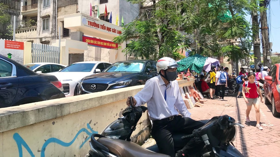 Học sinh tiểu học chưa được ăn bán trú, phụ huynh vất vả đội nắng đưa đón giữa trưa - Ảnh 10. Học sinh tiểu học chưa được ăn bán trú, phụ huynh vất vả đội nắng đưa đón giữa trưa - Ảnh 4.