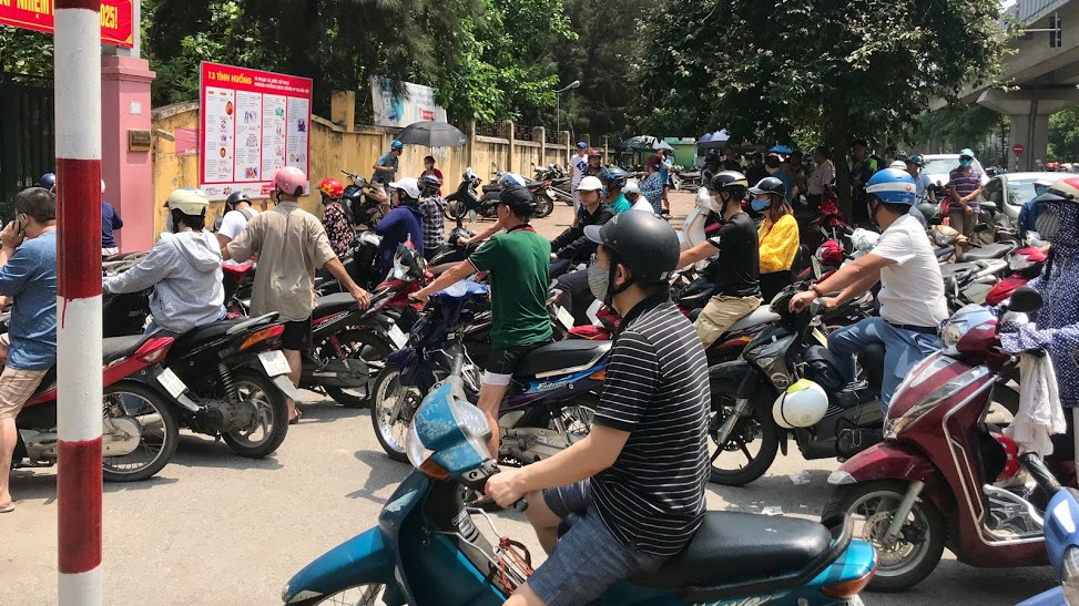 Học sinh tiểu học chưa được ăn bán trú, phụ huynh vất vả đội nắng đưa đón giữa trưa - Ảnh 4. Học sinh tiểu học chưa được ăn bán trú, phụ huynh vất vả đội nắng đưa đón giữa trưa - Ảnh 4.