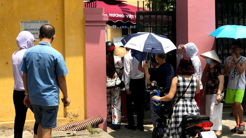 Học sinh tiểu học chưa được ăn bán trú, phụ huynh vất vả đội nắng đưa đón giữa trưa - Ảnh 6. Học sinh tiểu học chưa được ăn bán trú, phụ huynh vất vả đội nắng đưa đón giữa trưa - Ảnh 6.