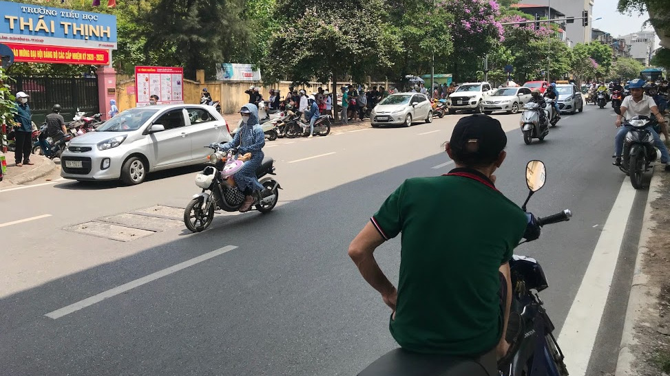 Học sinh tiểu học chưa được ăn bán trú, phụ huynh vất vả đội nắng đưa đón giữa trưa - Ảnh 5. Học sinh tiểu học chưa được ăn bán trú, phụ huynh vất vả đội nắng đưa đón giữa trưa - Ảnh 5.