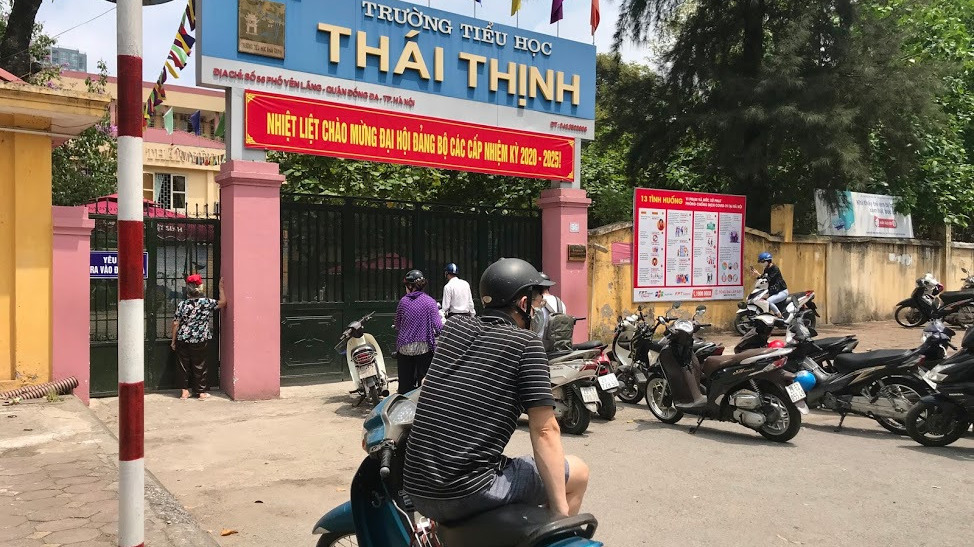 Học sinh tiểu học chưa được ăn bán trú, phụ huynh vất vả đội nắng đưa đón giữa trưa - Ảnh 1. Học sinh tiểu học chưa được ăn bán trú, phụ huynh vất vả đội nắng đưa đón giữa trưa - Ảnh 1.