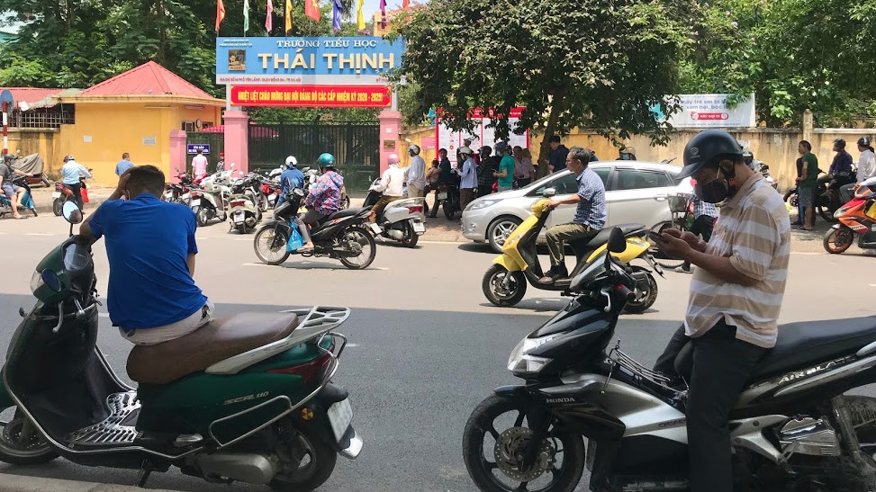 Học sinh tiểu học chưa được ăn bán trú, phụ huynh vất vả đội nắng đưa đón giữa trưa - Ảnh 2. Học sinh tiểu học chưa được ăn bán trú, phụ huynh vất vả đội nắng đưa đón giữa trưa - Ảnh 2.