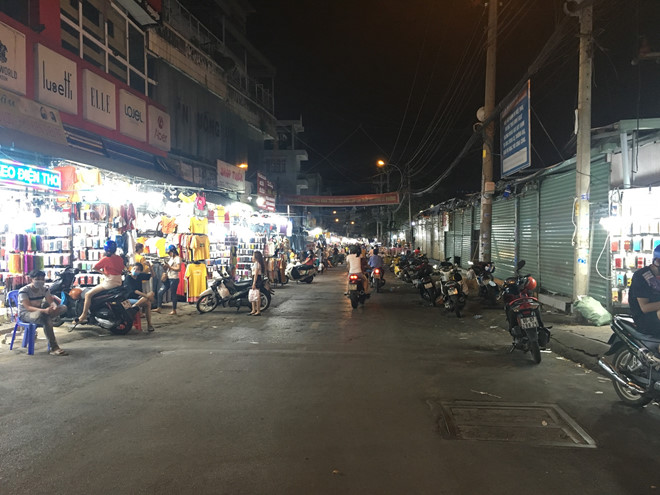 Tiểu thương chợ đêm ở TP HCM: 'Chúng tôi vẫn thức đợi từng vị khách' - Ảnh 14. Tiểu thương chợ đêm ở TP HCM: 'Chúng tôi vẫn thức đợi từng vị khách' - Ảnh 14.