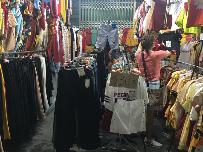 Tiểu thương chợ đêm ở TP HCM: 'Chúng tôi vẫn thức đợi từng vị khách' - Ảnh 15. Tiểu thương chợ đêm ở TP HCM: 'Chúng tôi vẫn thức đợi từng vị khách' - Ảnh 15.