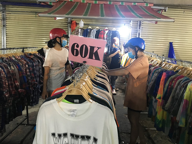 Tiểu thương chợ đêm ở TP HCM: 'Chúng tôi vẫn thức đợi từng vị khách' - Ảnh 17. Tiểu thương chợ đêm ở TP HCM: 'Chúng tôi vẫn thức đợi từng vị khách' - Ảnh 17.