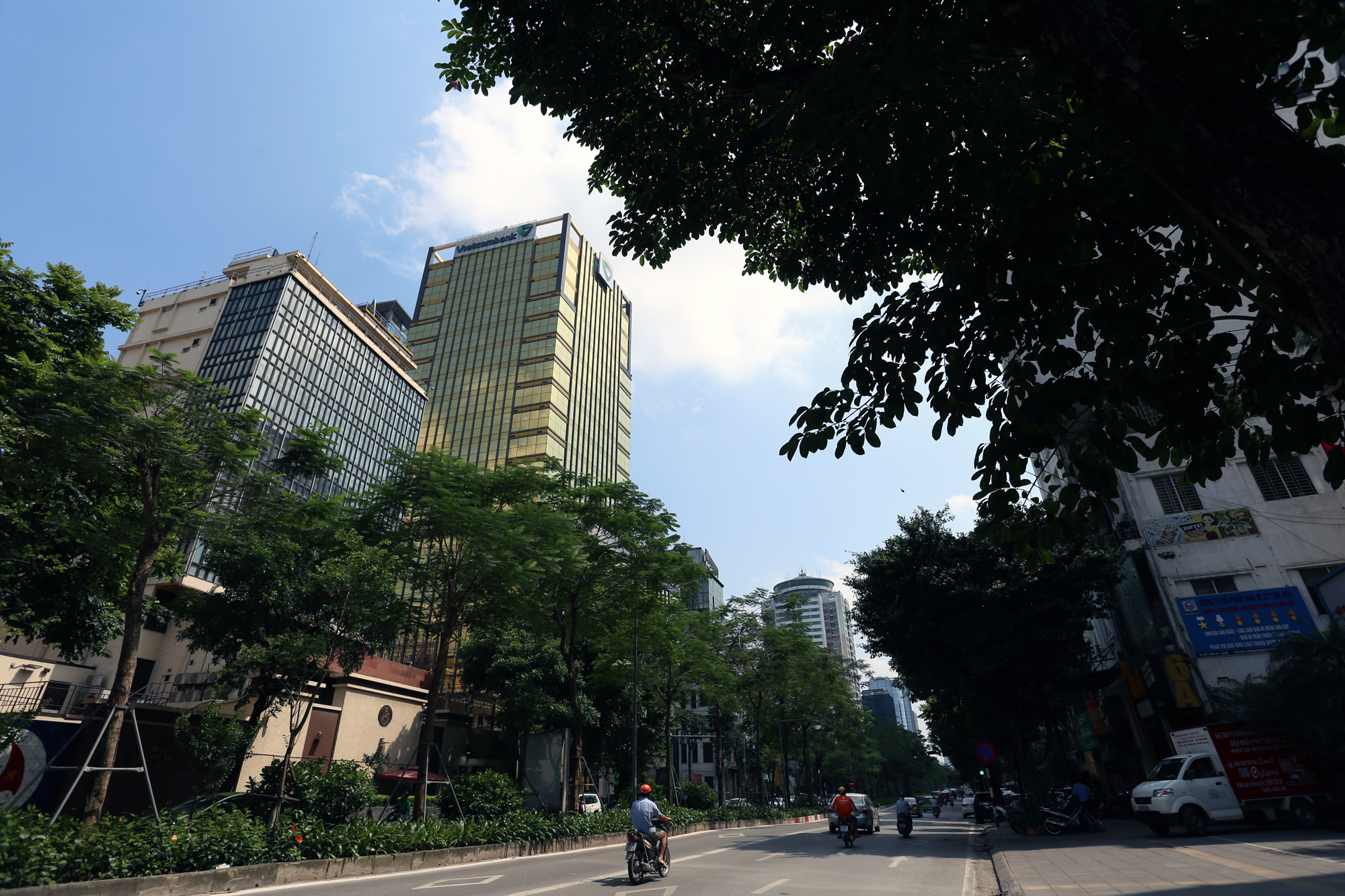 Cận cảnh tòa nhà lắp kính vàng, 'sáng nhức nhối' ở Hà Nội - Ảnh 2. Cận cảnh tòa nhà lắp kính vàng, 'sáng nhức nhối' ở Hà Nội - Ảnh 2.