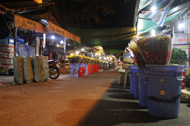 Tiểu thương chợ đêm ở TP HCM: 'Chúng tôi vẫn thức đợi từng vị khách' - Ảnh 2. Tiểu thương chợ đêm ở TP HCM: 'Chúng tôi vẫn thức đợi từng vị khách' - Ảnh 2.