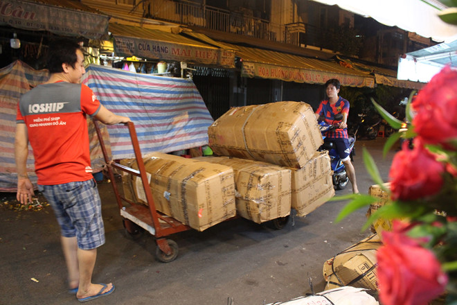 Tiểu thương chợ đêm ở TP HCM: 'Chúng tôi vẫn thức đợi từng vị khách' - Ảnh 3. Tiểu thương chợ đêm ở TP HCM: 'Chúng tôi vẫn thức đợi từng vị khách' - Ảnh 3.